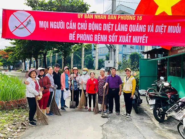Hội viên phụ nữ quận Gò Vấp phối hợp cùng các đoàn thể ra quân làm sạch môi trường, đẩy lùi dịch sốt xuất huyết
