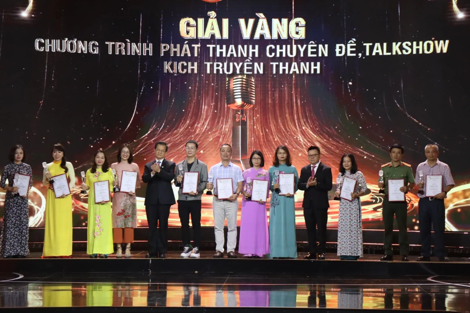 Nhà báo Hồng Thúy (thứ 2 từ trái sang) nhận giải Vàng thể loại chuyên đề - talkshow