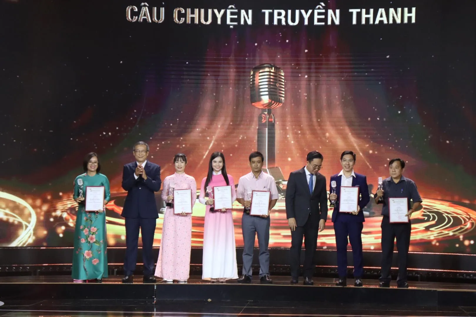 Ông Lê Công Đồng - Giám đốc Đài Tiếng nói Nhân dân TP Hồ Chí Minh, Phó Trưởng Ban Tổ chức LHPT toàn quốc XV lên sân khấu trao giải cho các tác giả
