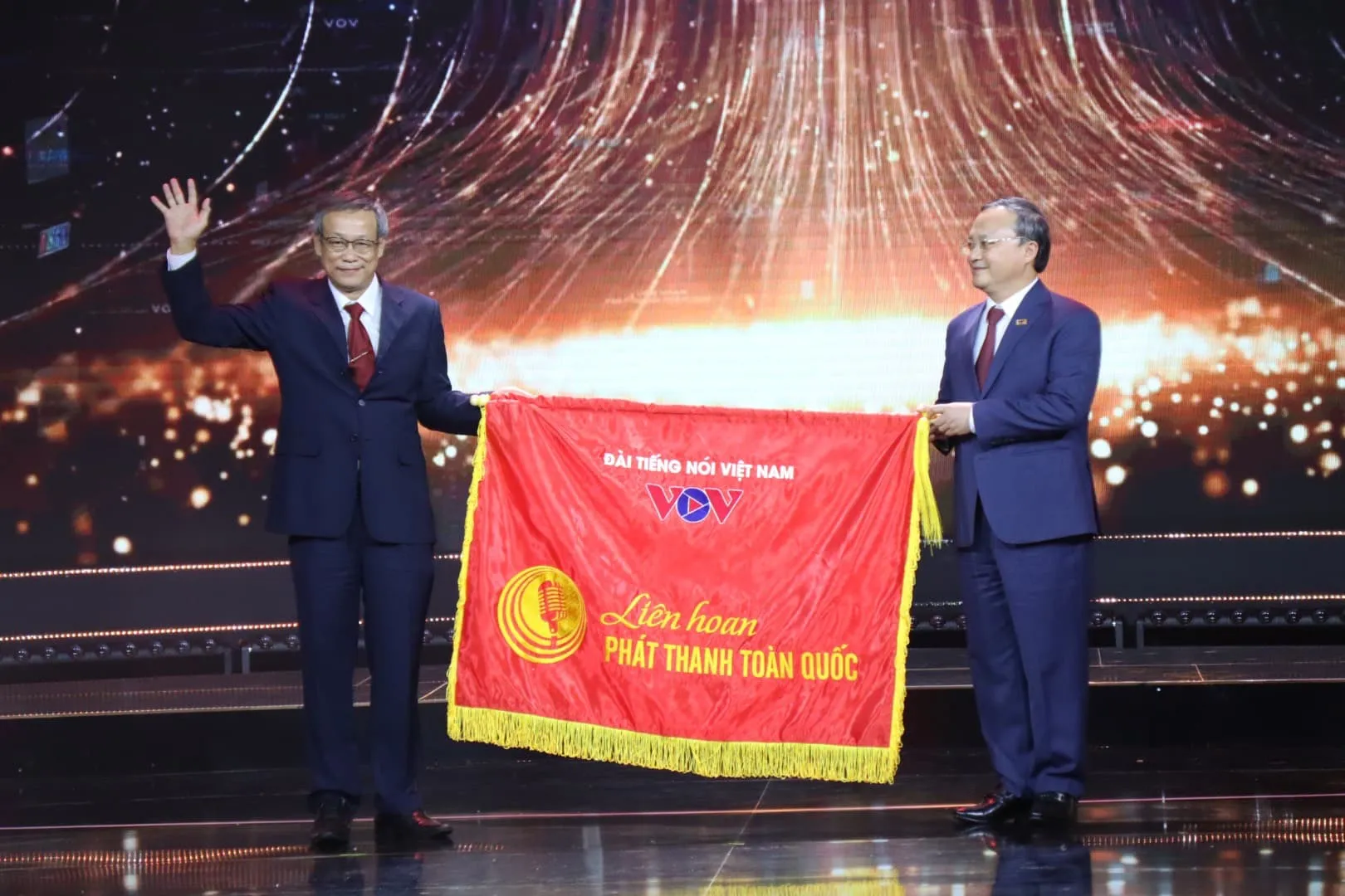Ông Lê Công Đồng - Giám đốc Đài TNND TPHCM trao cờ cho đơn vị đăng cai tổ chức Liên hoan phát thanh toàn quốc lần thứ XVI năm 2024