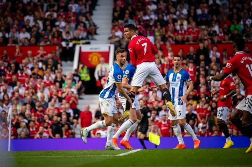 MU thua Brighton ngay trên sân nhà - Leicester đánh rơi chiến thắng trận ra quân