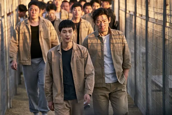 Hội mỹ nam Hàn khoác áo tù nhân vẫn đẹp trai ngời ngời 3