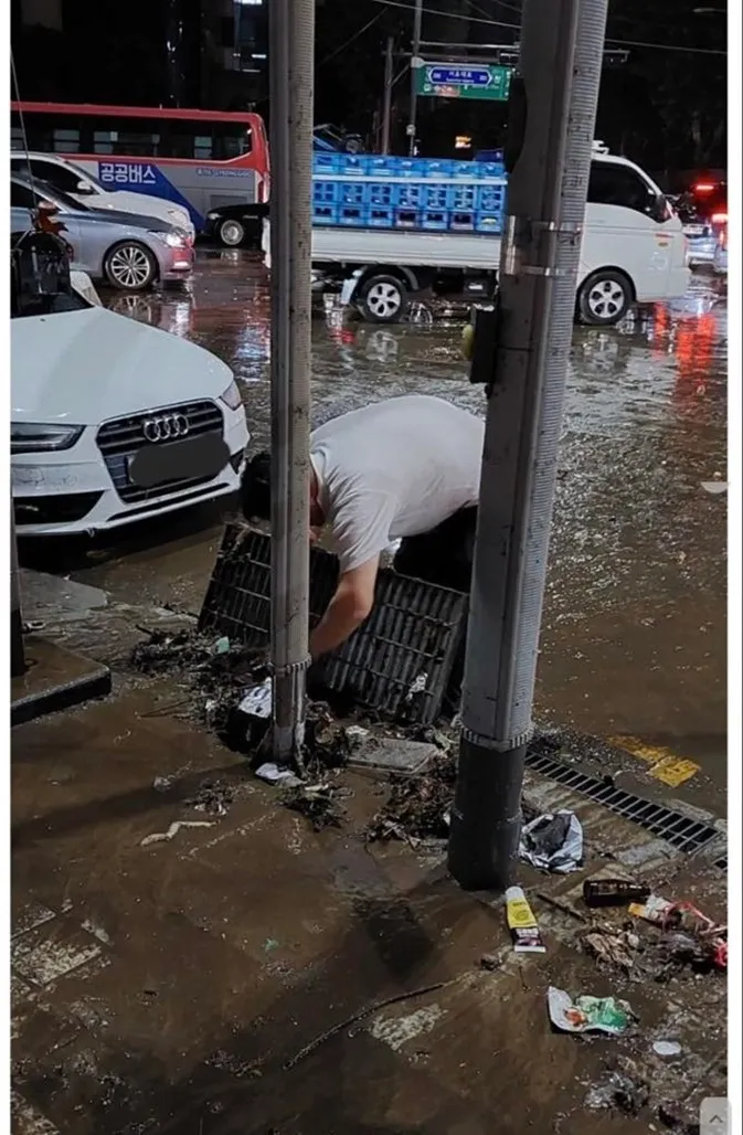 Người hùng trong trận mưa kinh hoàng tại Hàn Quốc, dùng tay không bốc hết rác bẩn che miệng cống 7