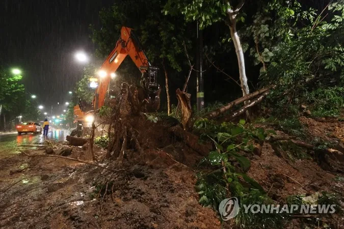 Người hùng trong trận mưa kinh hoàng tại Hàn Quốc, dùng tay không bốc hết rác bẩn che miệng cống 5