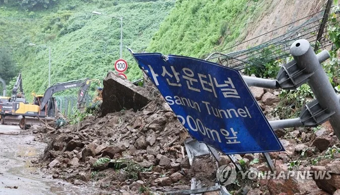 Người hùng trong trận mưa kinh hoàng tại Hàn Quốc, dùng tay không bốc hết rác bẩn che miệng cống 4