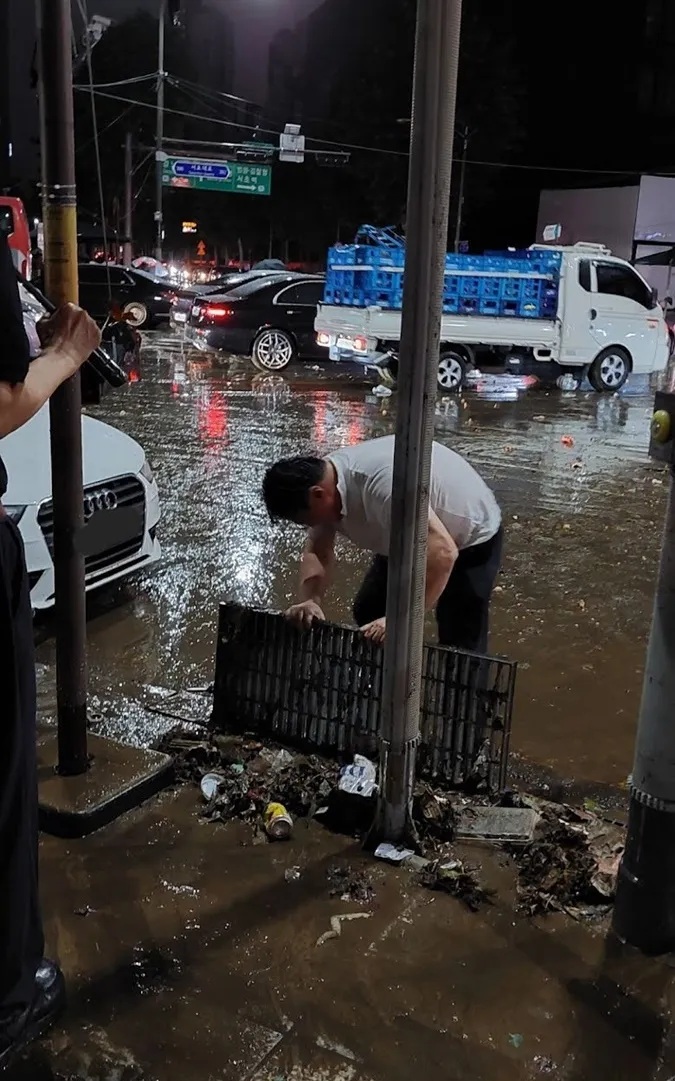 Người hùng trong trận mưa kinh hoàng tại Hàn Quốc, dùng tay không bốc hết rác bẩn che miệng cống 6