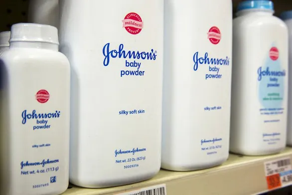 Johnson & Johnson thông báo dừng bán hoàn toàn phấn rôm trẻ em sử dụng bột talc