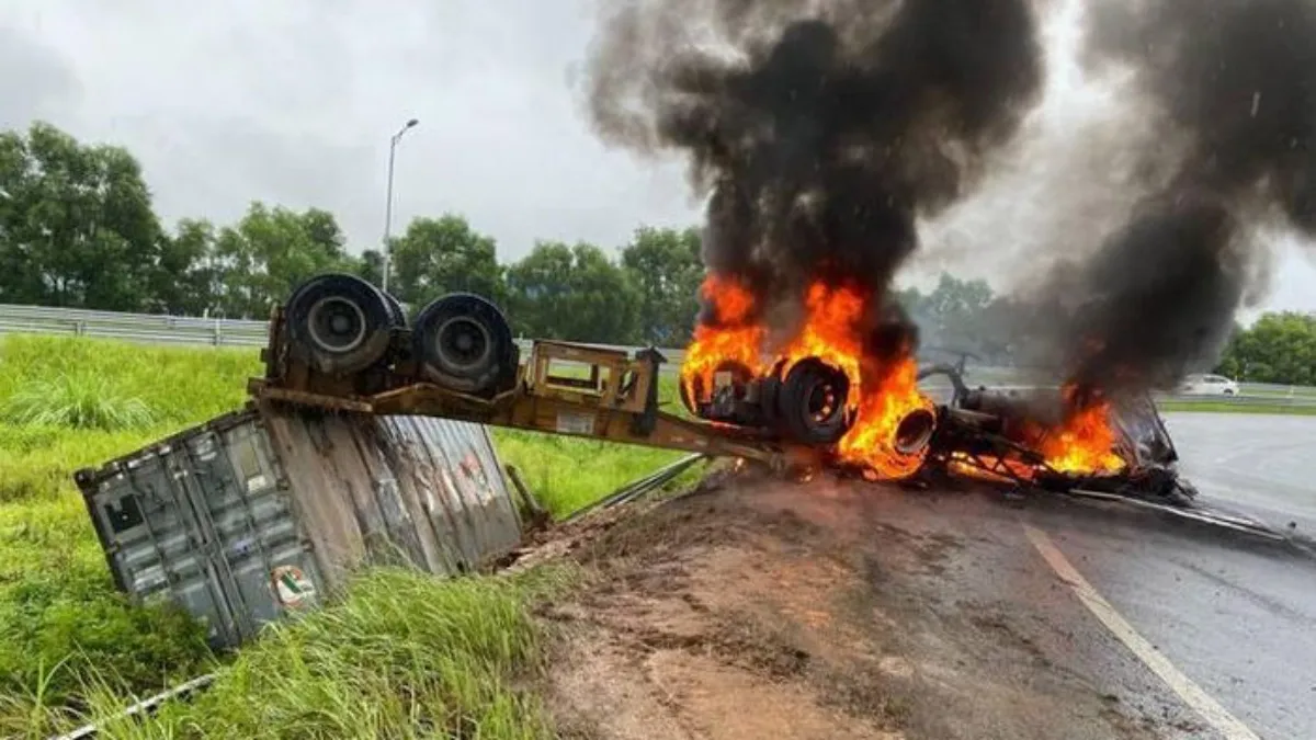Tin tức tai nạn giao thông hôm nay 12/8/2022: Xe đầu kéo cháy rụi ở lối ra cao tốc Hà Nội-Hải Phòng