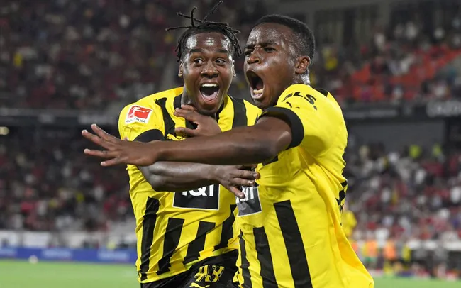 Dortmund vươn lên đầu bảng Bundesliga - Quang Hải chắc suất đá chính, liệu có 3 điểm?