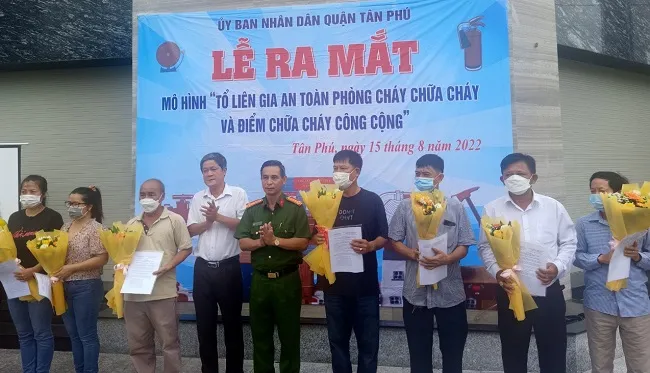 Quận Tân Phú ra mắt mô hình “Tổ liên gia an toàn phòng cháy chữa cháy”. 1