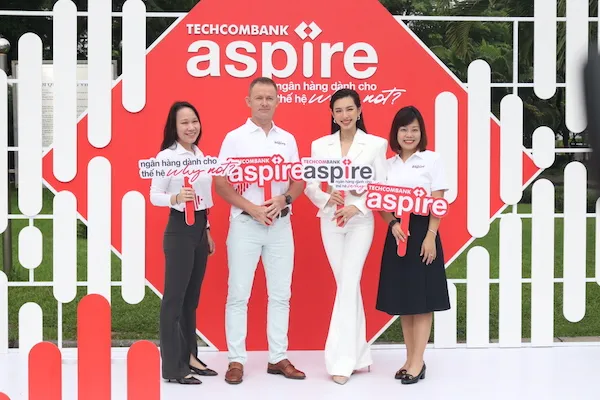 Hoa hậu Hòa bình Quốc tế 2021 Nguyễn Thúc Thùy Tiên (thứ hai từ phải sang) là đại sứ thương hiệu của Techcombank Aspire