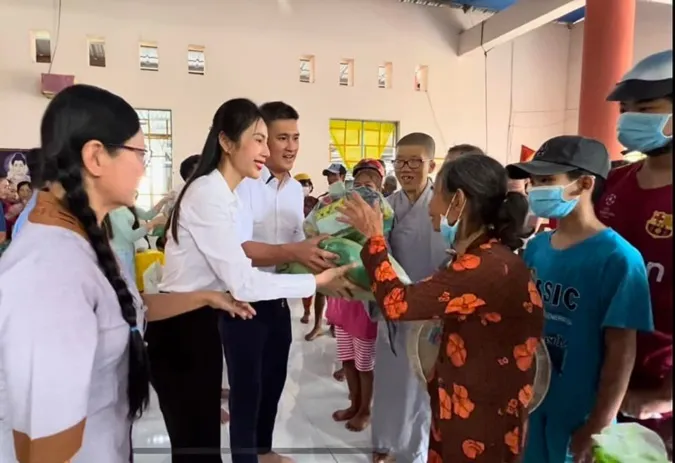 Ca sĩ Thủy Tiên tặng quà từ thiện cho bà con nghèo ở chùa 3