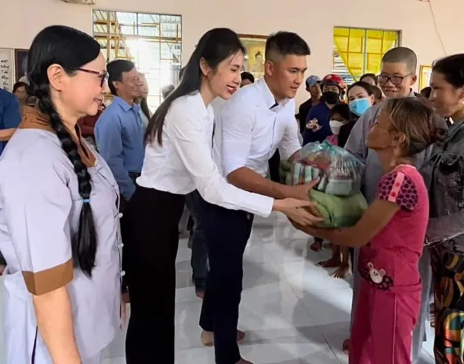 Ca sĩ Thủy Tiên tặng quà từ thiện cho bà con nghèo ở chùa 4