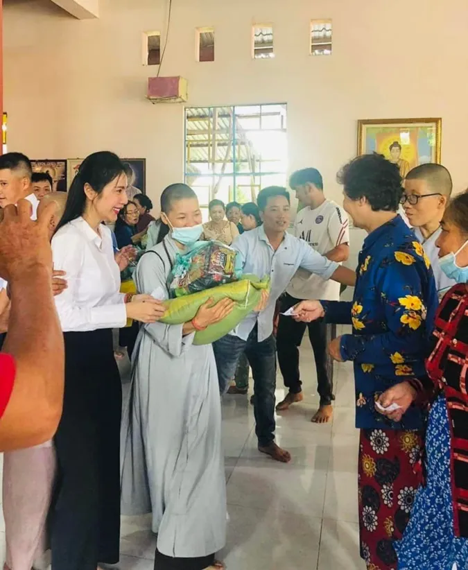 Ca sĩ Thủy Tiên tặng quà từ thiện cho bà con nghèo ở chùa 1