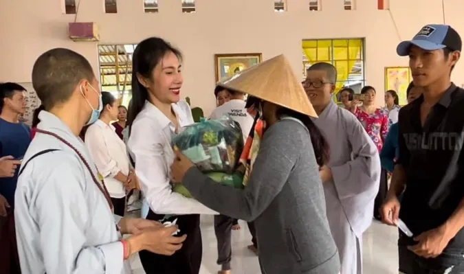 Ca sĩ Thủy Tiên tặng quà từ thiện cho bà con nghèo ở chùa 2
