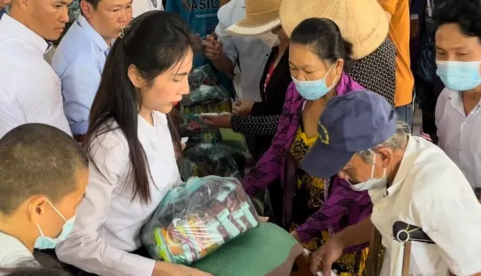 Ca sĩ Thủy Tiên tặng quà từ thiện cho bà con nghèo ở chùa 5