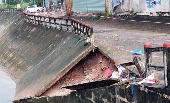 Bờ kè suối Săn Máu sạt lở nghiêm trọng sau trận mưa lớn, phải lập hàng rào cảnh báo nguy hiểm 3