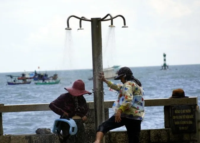 Vũng Tàu cấm dùng xà bông, dầu gội khi tắm tại các trụ nước ngọt công cộng 2
