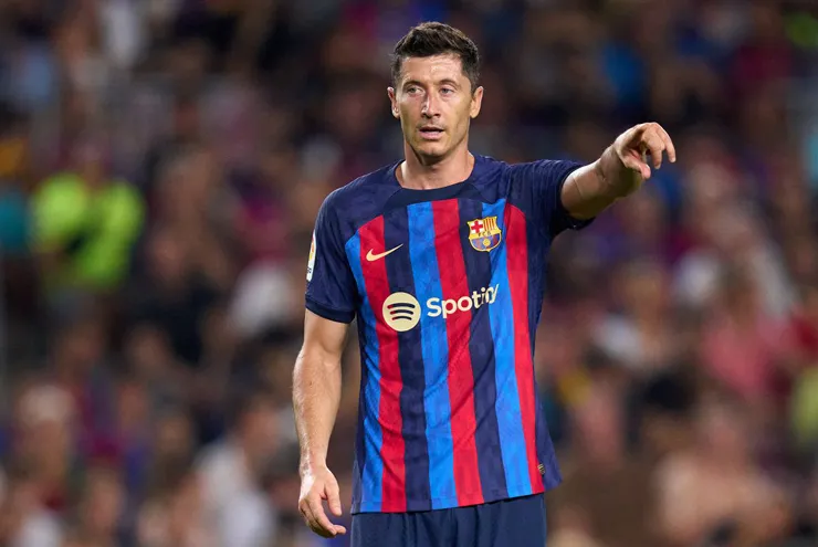 Cầu thủ PSG bị cấm sử dụng Coca-Cola - Lewandowski bị cướp giật tại Barca