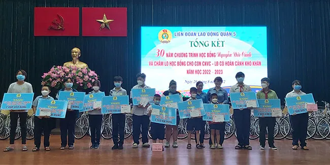 Các em học sinh được nhận học bổng Nguyễn Đức Cảnh năm học 2022 - 2023
