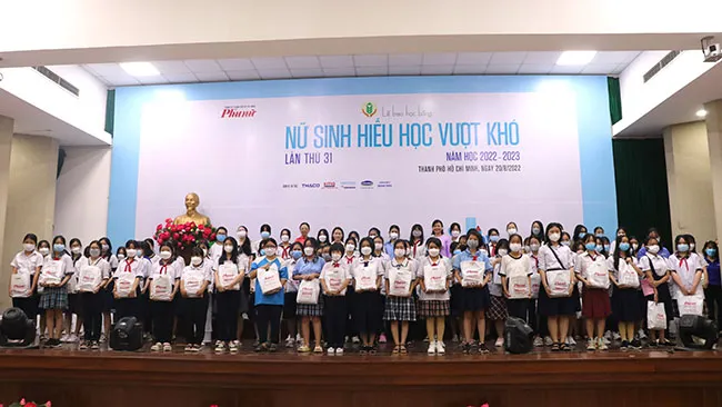 Báo Phụ Nữ TPHCM và các đơn vị tài trợ tặng quà cho các em nữ sinh tại Chương trình 