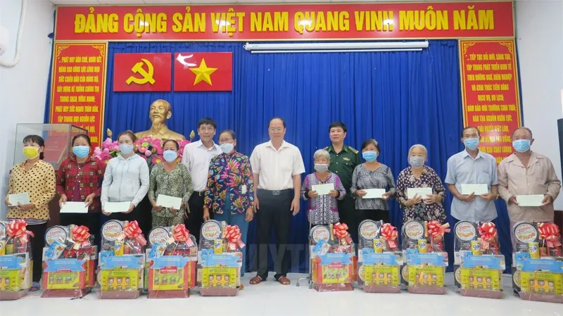 Lãnh đạo TPHCM tặng quà cho gia đình chính sách, hộ nghèo