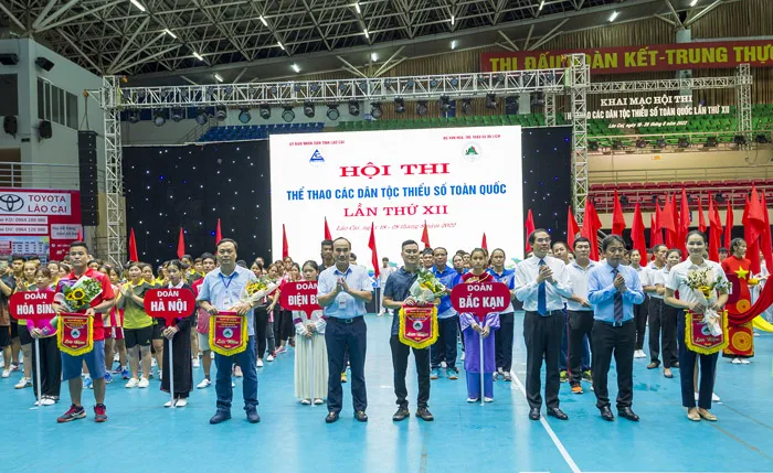 Bóng chuyền nữ Việt Nam mở màn AVC thắng lợi - Quang Liêm thắng nhanh kỳ thủ số 7 thế giới