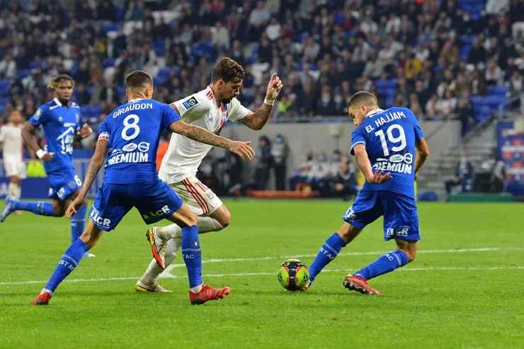 UEFA điều tra PSG và Marseille - PSG chốt người đá penalty