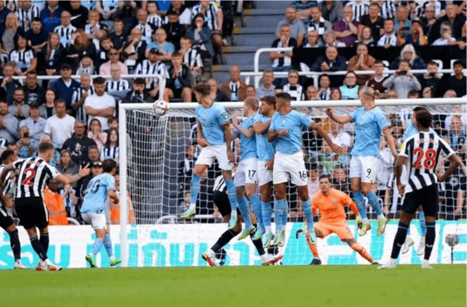 Man City hòa kịch tính Newcastle - Chelsea phơi áo trước Leeds