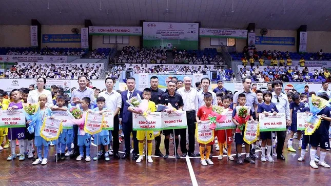  ĐT bóng chuyền nữ Việt Nam đại thắng Iran tại AVC Cup - Hoàng Nam hướng đến Top 300 thế giới