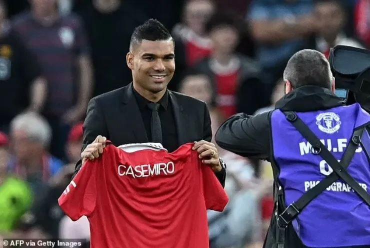 Casemiro ra mắt trước trận derby với Liverpool - MU chốt chiêu mộ 'cơn ác mộng' của Man City