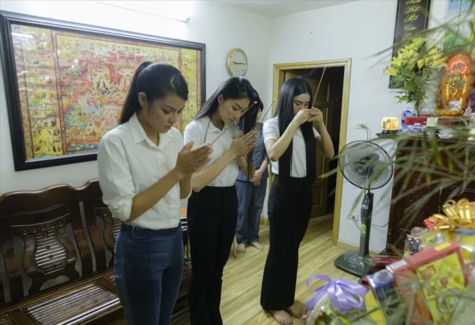 Nghệ sĩ Thương Tín nhận show hát đám cưới, Lý Hải tất bật chuẩn bị Lật Mặt 6 4