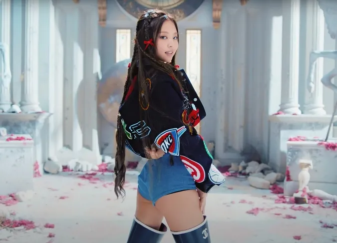 Jennie (BLACKPINK) thể hiện tư duy thời trang khi tự tay phối đồ cho dancer trong MV Pink Venom 5
