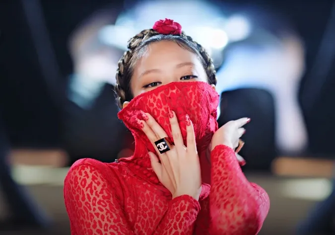 Jennie (BLACKPINK) thể hiện tư duy thời trang khi tự tay phối đồ cho dancer trong MV Pink Venom 4