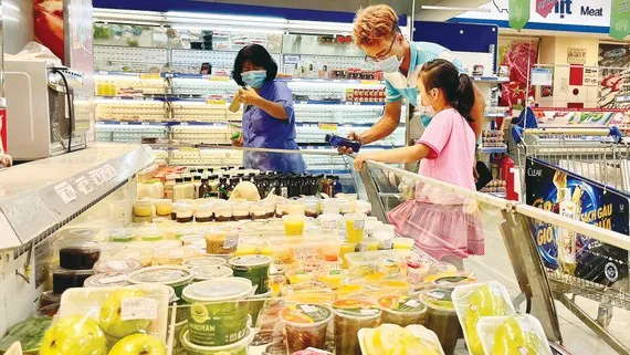 Người tiêu dùng chọn mua hàng hóa tại một siêu thị ở TPHCM. (Ảnh: SGGP)