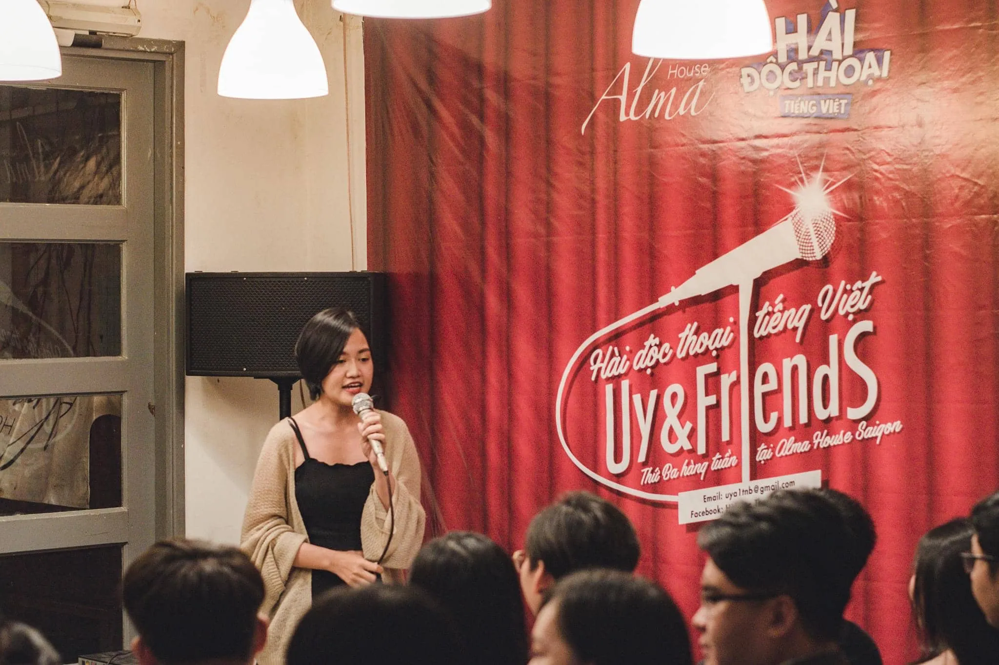 Người tham dự có thể thử sức để trở thành một diễn viên hài qua các buổi open-mic - Ảnh: nguồn fanpage Sài Gòn Tếu