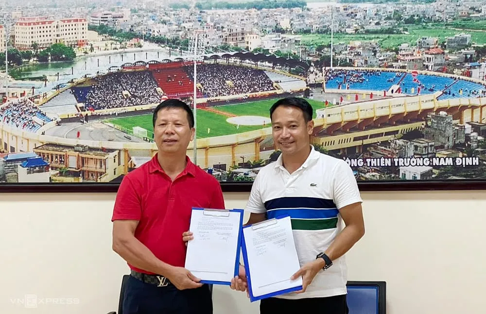 HLV Văn Sỹ được Nam Định 'tri ân' - U20 Việt Nam đá giao hữu với U20 Palestine