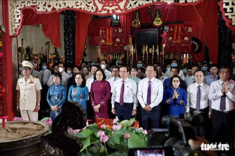 Lãnh đạo Thành ủy, UBND, HĐND TP.HCM cùng nhiều sở, ban, ngành khác có mặt từ 7h sáng để tham dự nghi lễ cúng giỗ - Ảnh: HỮU HẠNH