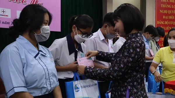 TP.HCM: 183 nữ sinh vượt khó nhận học bổng Nguyễn Thị Minh Khai 1