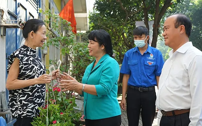 Chủ tịch Ủy ban Mặt trận Tổ quốc Việt nam Thành phố Trần Kim Yến trao tặng cây xanh cho người dân Quận 8