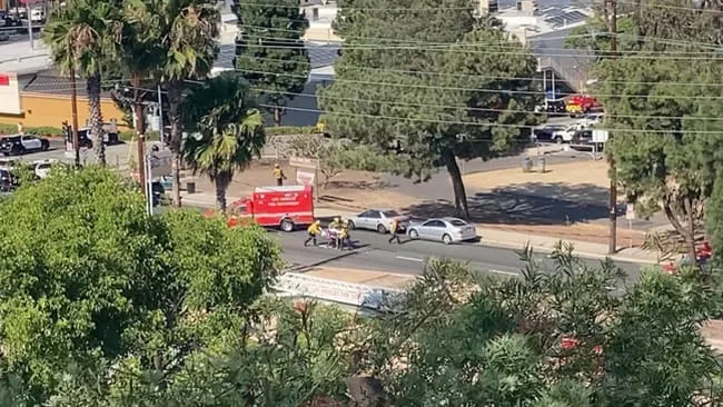 Nhân viên cấp cứu mang theo cáng sau vụ nổ súng tại công viên Peck ở Los Angeles ngày 24/7. (Ảnh: Reuters)