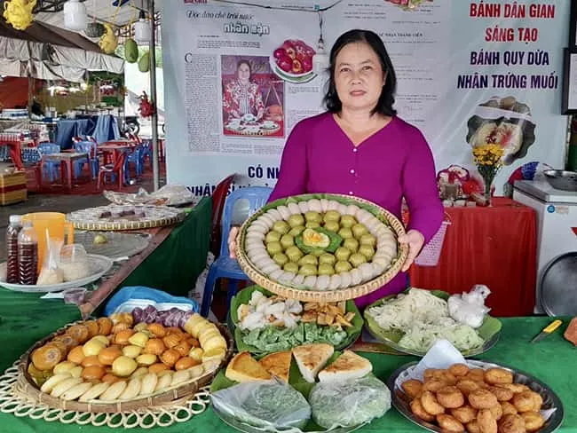 Cô Mười tại gian hàng bánh dân gian ở tỉnh Tây Ninh ( tháng 7/2022)