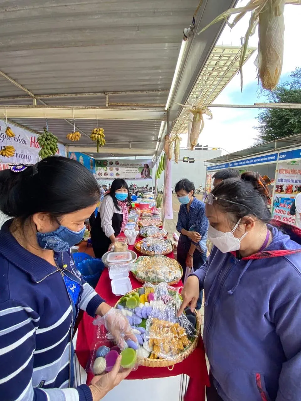 Người dân mua bánh cô Mười tại Hội chợ khuyến mãi TP.HCM 2021