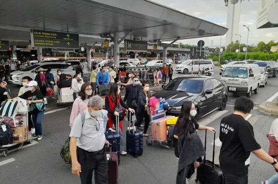  tình trạng hành khách gặp khó khăn trong việc đón xe hoặc bị chèn ép giá khi đi taxi tại sân bay Tân Sơn Nhất gây bức xúc cho người dân và doanh nghiệp.
