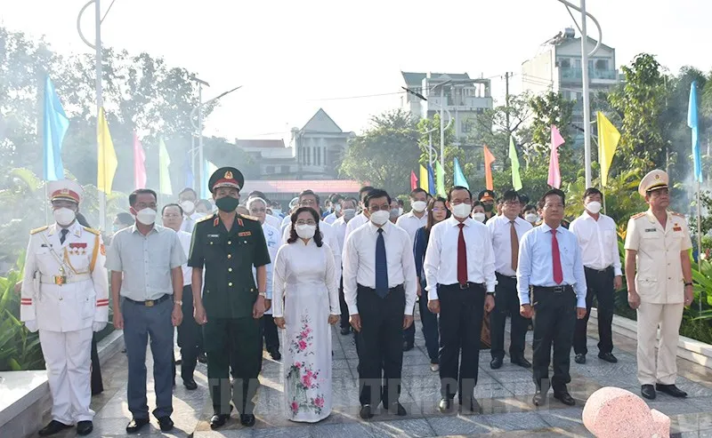 Các đại biểu tham dự Lễ dâng hoa, dâng hương tại Đài Tưởng niệm các Liệt sĩ hy sinh tại Nhà thương Giếng Nước.