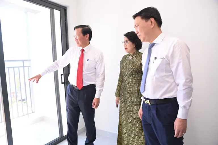 Ông Phan Văn Mãi, chủ tịch UBND thành phố Hồ Chí Minh cùng lãnh đạo Sở Xây dựng, lãnh đạo địa phương tham quan căn hộ tái định cư
