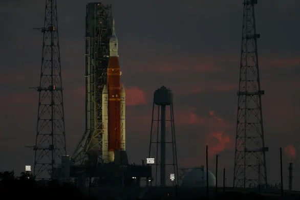 Tên lửa đẩy SLS tại bệ phóng đặt ở Trung tâm không gian John F. Kennedy tại Florida ngày 29/8 - Ảnh: REUTERS