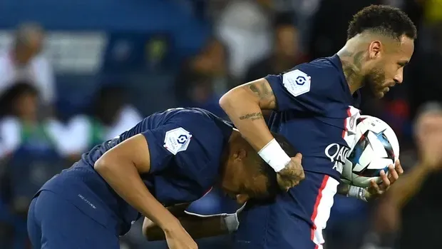 Aubameyang bị cướp vào nhà đánh đập và cướp tiền - Kante được PSG để ý