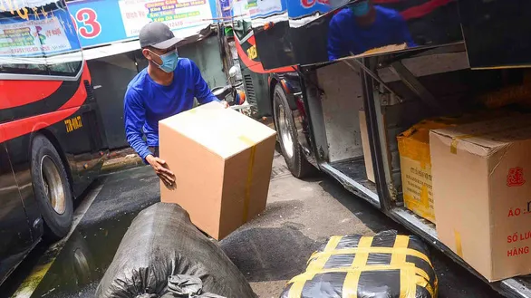 Người dân gửi hàng hóa tại bến xe Miền Đông, quận Bình Thạnh, TP.HCM - Ảnh: TTO 