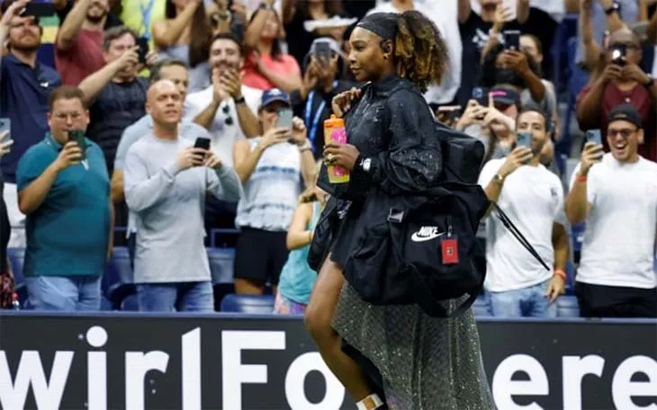 Medvedev khởi đầu suôn sẻ tại US Open - Serena Williams đi giày nạm 400 viên kim cương